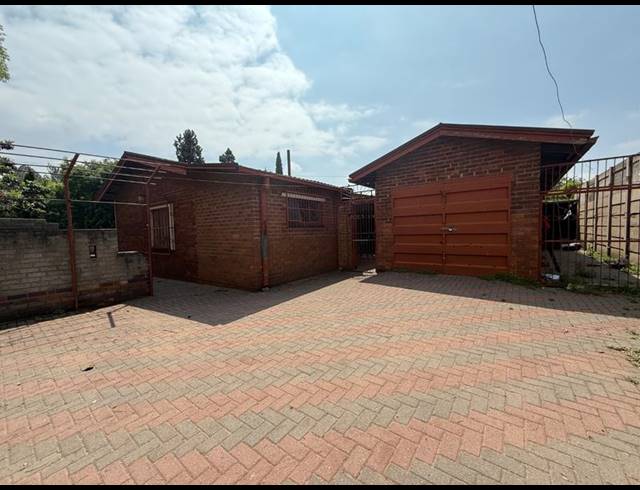 5 BEDROOM HOUSE FOR SALE IN VANDERBIJLPARK CW 5